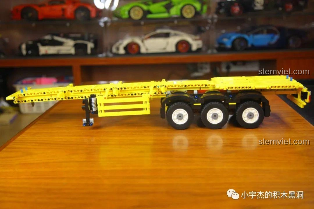 Mảnh ghép từ túi số 4 của bộ đồ chơi lắp ráp Thùng Container Hồng 1:10 YC-QC013 được đổ ra.