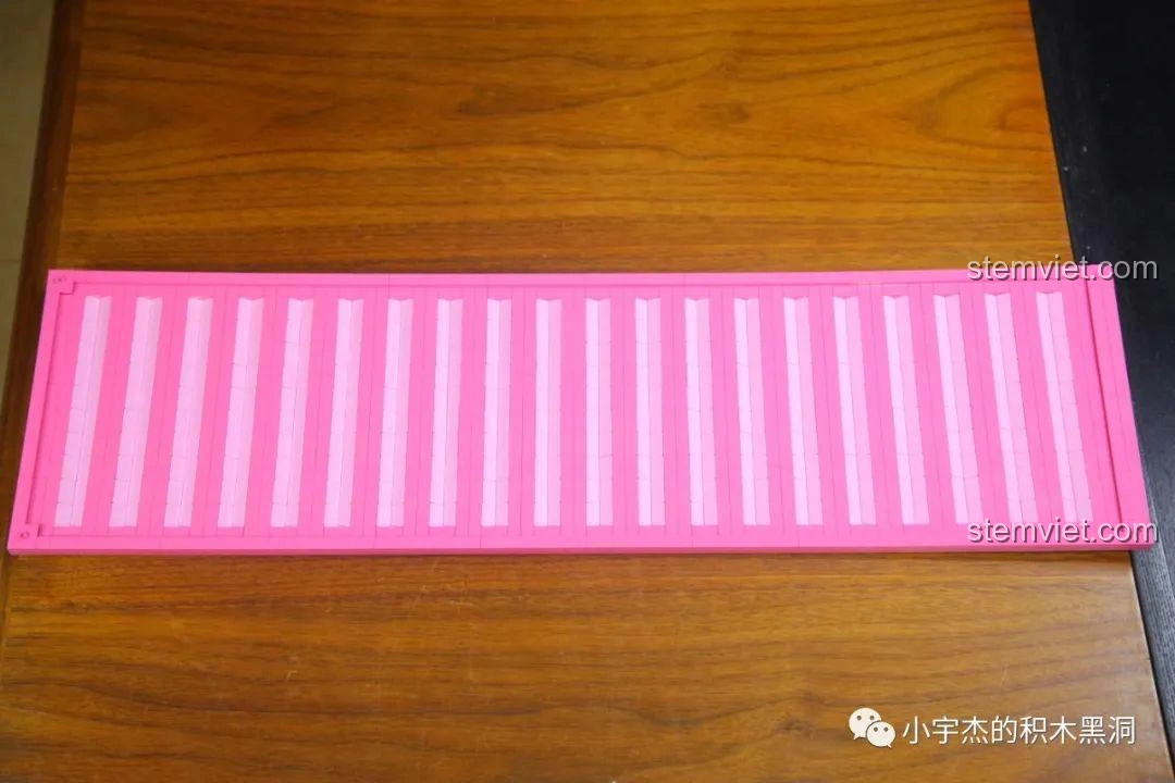 Mảnh ghép từ túi số 6 của bộ đồ chơi lắp ráp Thùng Container Hồng 1:10 YC-QC013 được đổ ra.