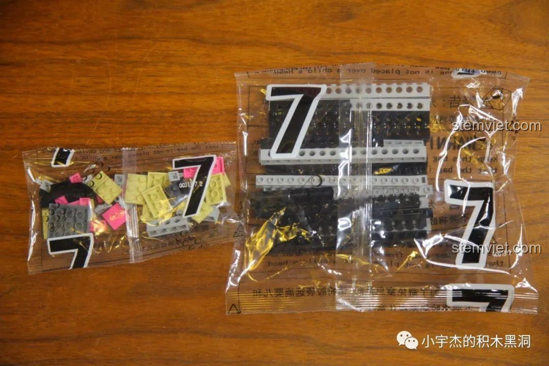 Mảnh ghép từ túi số 8 của bộ đồ chơi lắp ráp Thùng Container Hồng 1:10 YC-QC013 được đổ ra.