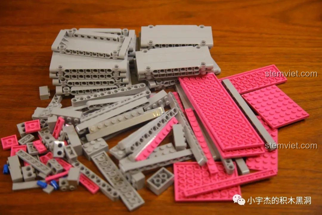 Mảnh ghép từ túi số 9 của bộ đồ chơi lắp ráp Thùng Container Hồng 1:10 YC-QC013 được đổ ra.