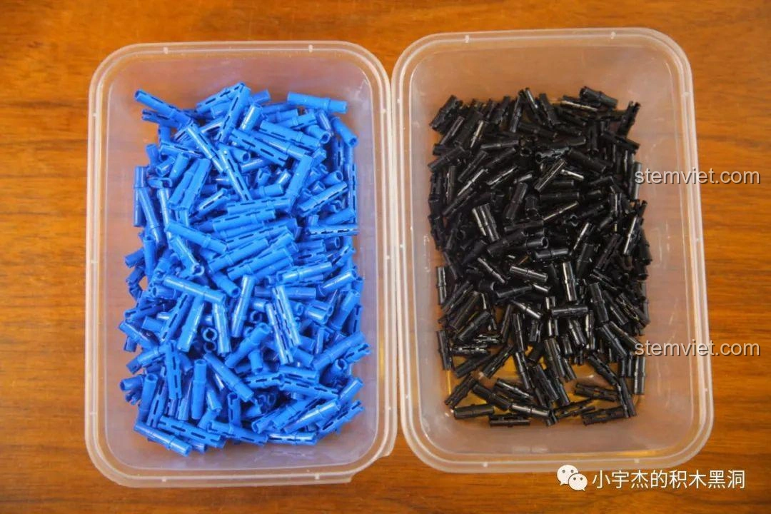 Mảnh ghép màu xanh và đen của bộ đồ chơi lắp ráp Thùng Container Hồng 1:10 YC-QC013 được đổ ra khay.