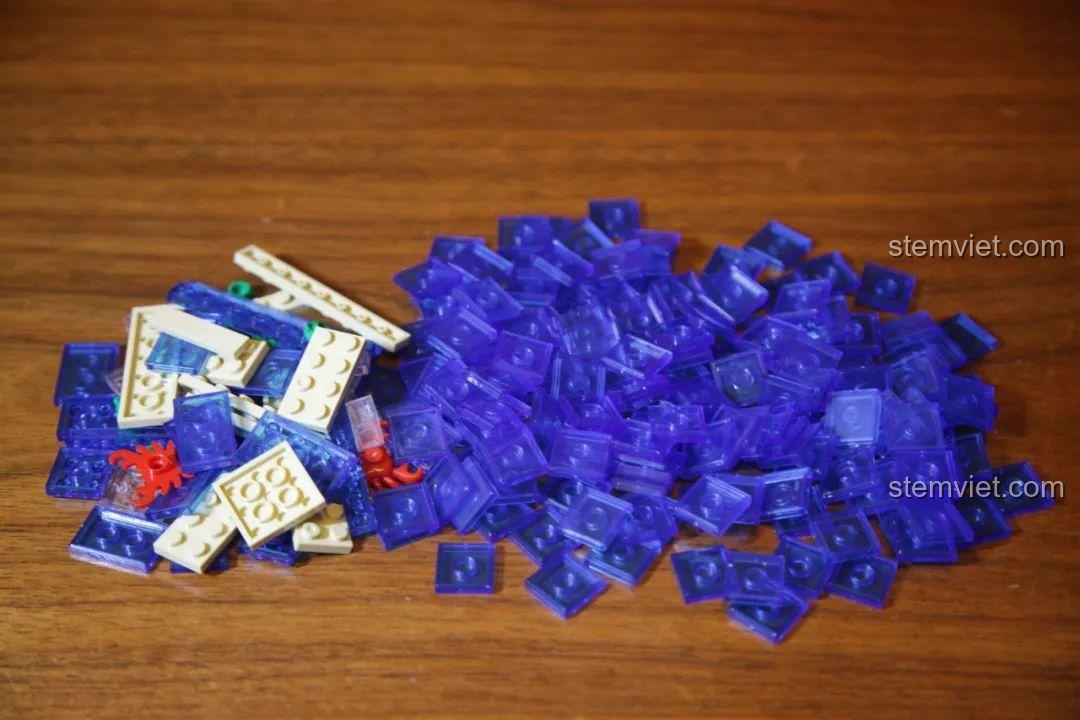 Rất nhiều mảnh ghép 2x2 trong suốt màu xanh dương được đổ ra, dùng để tạo hiệu ứng mặt nước cho bến tàu.