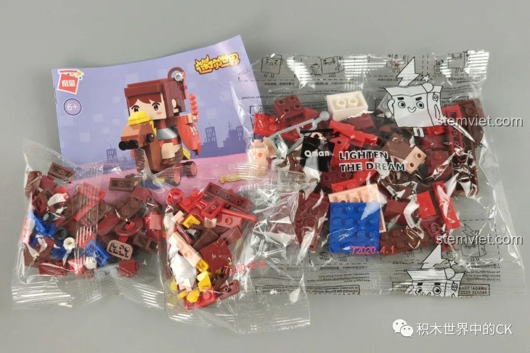 Các túi mảnh ghép và sách hướng dẫn cho mô hình Xe ngựa gỗ của Hua Xiaolou từ bộ sưu tập QMAN.