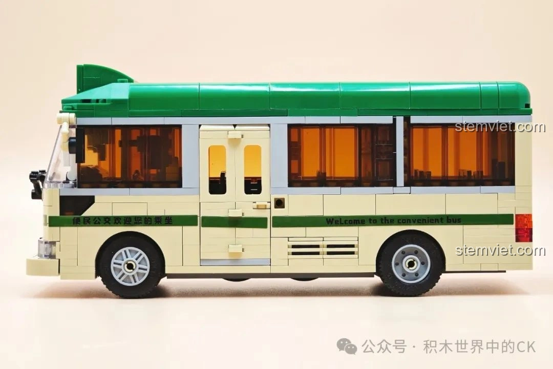 Mặt bên của mô hình ZheGao 991013 Xe Buýt Cổ Điển Hồng Kông, hiển thị các cửa sổ và chi tiết thân xe.