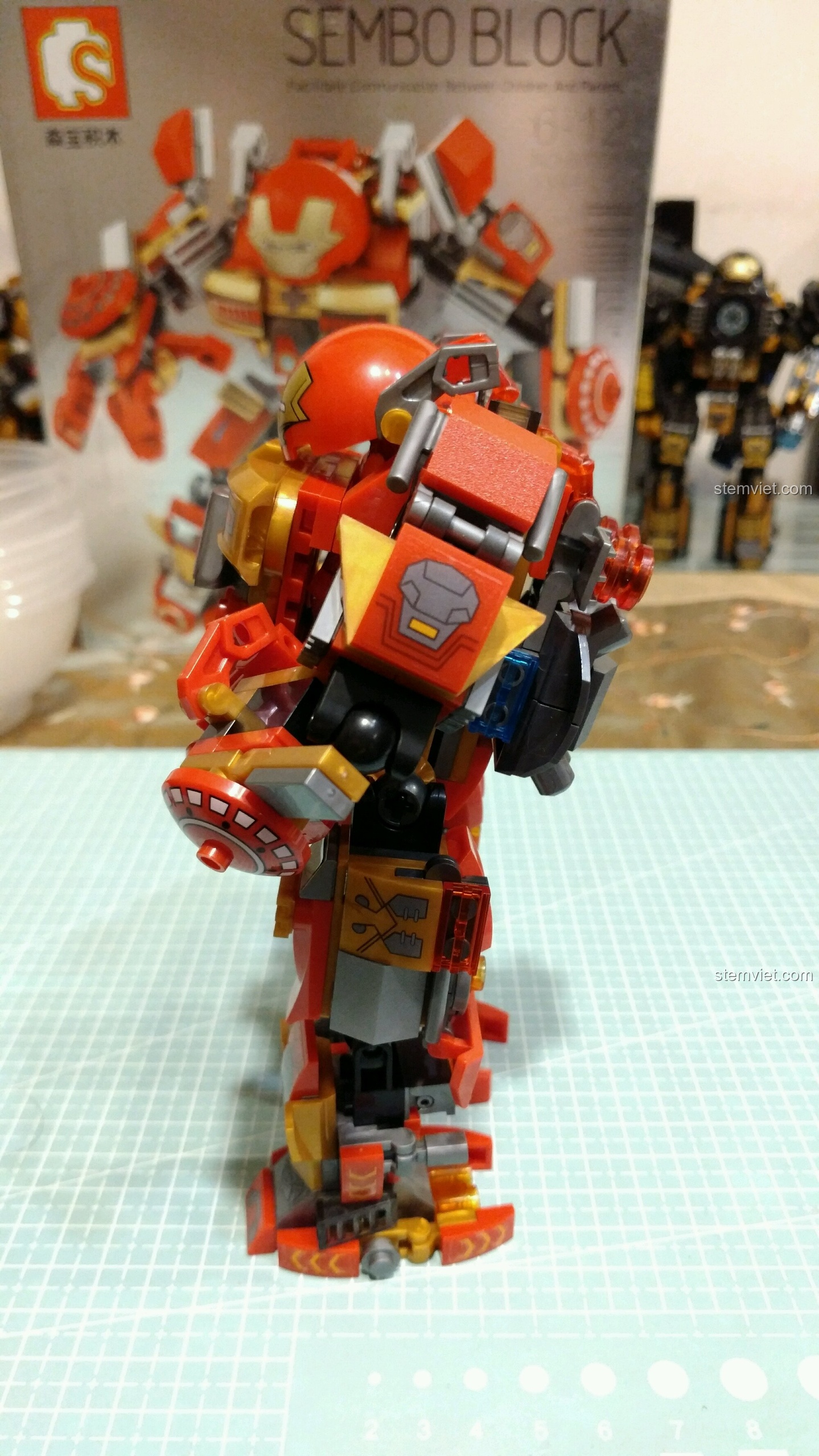 Mặt sau với ba lô động cơ đẩy của bộ lắp ráp Iron Man Mecha MK16 cho trẻ em 6+, sẵn sàng chiến đấu.
