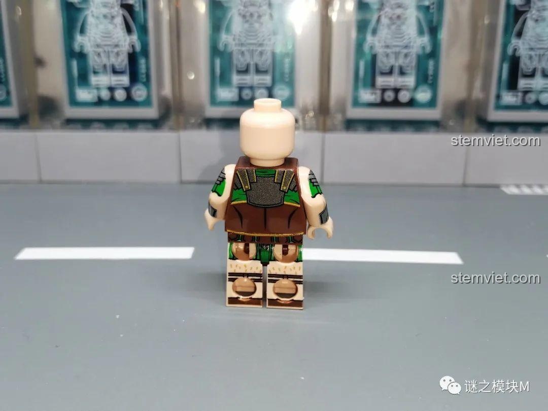 Mặt sau của minifigure binh lính La Mã xanh lá XINH, thể hiện chi tiết giáp. Nhận xét XINH X0316 Minifigure Lịch sử.