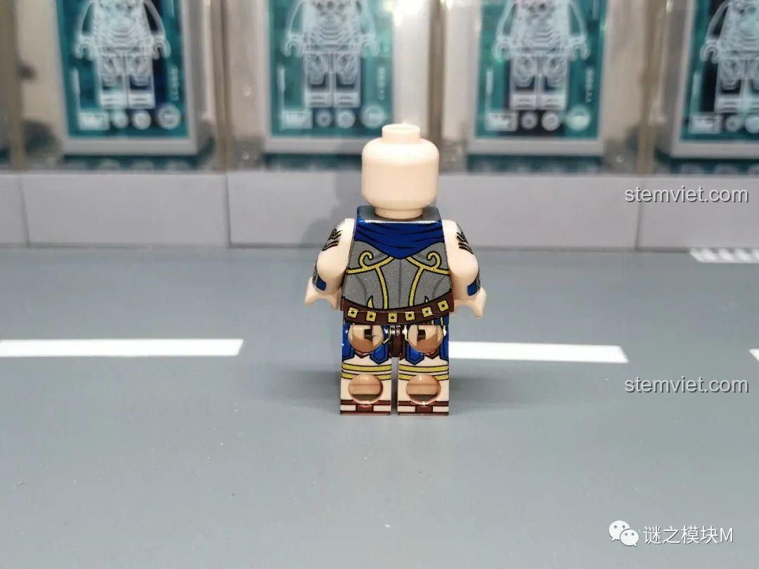 Mặt sau của minifigure binh lính La Mã XINH, thể hiện chi tiết giáp và túi đồ. Nhận xét XINH 0316 Hiệp sĩ Thập Tự Chinh.