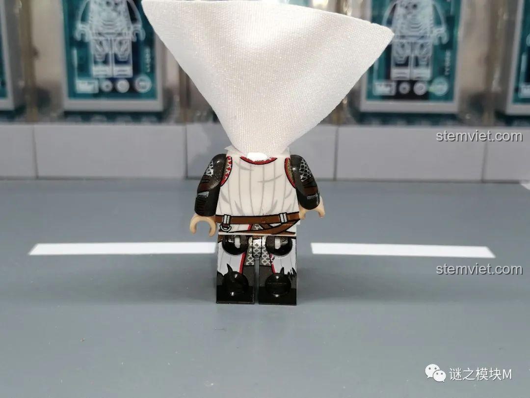 Mặt sau của minifigure binh lính Thập tự quân XINH, thể hiện chi tiết áo giáp tả tơi. Hiệp sĩ Dòng Đền 0316 xịn giá rẻ.