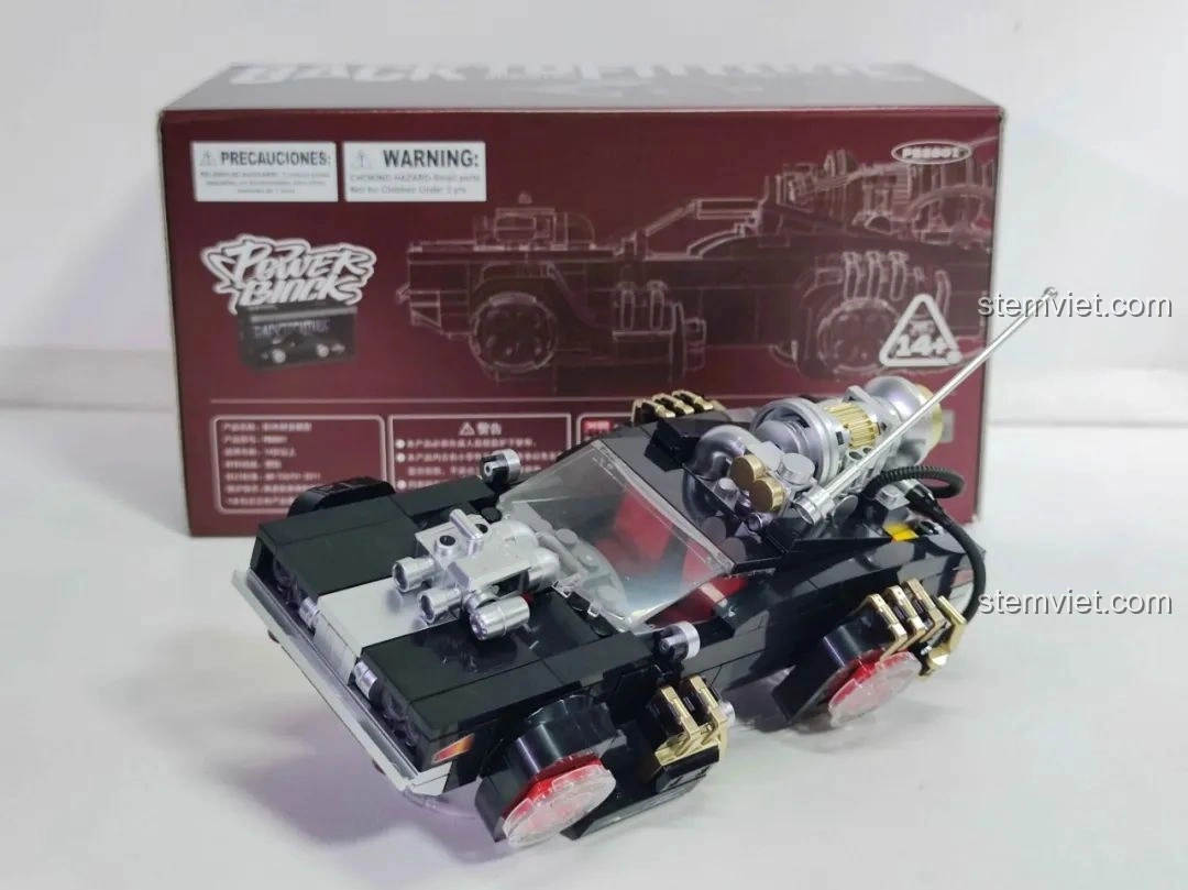 Mặt sau của ba mô hình xe Pinbo Back to the Future, cho thấy các chi tiết động cơ và ống xả độc đáo của từng chiếc.