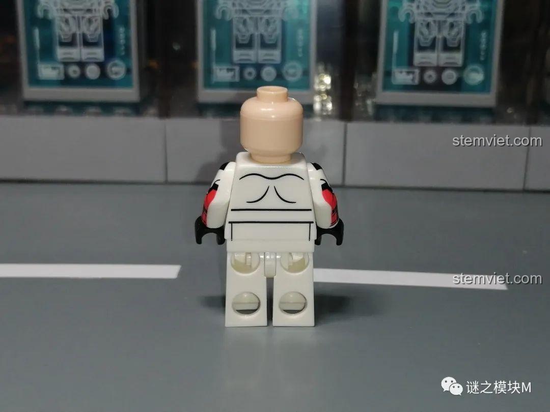 Mặt sau thân của minifigure Đội trưởng Commando Đỏ, hoàn thiện thiết kế tổng thể của nhân vật chỉ huy.