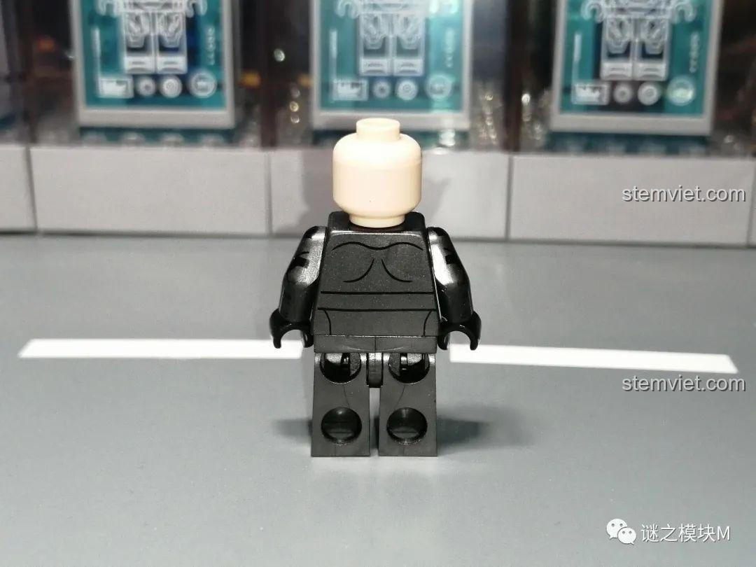 Mặt sau thân của minifigure Lính Commando Đen, hoàn thiện thiết kế 360 độ của nhân vật.