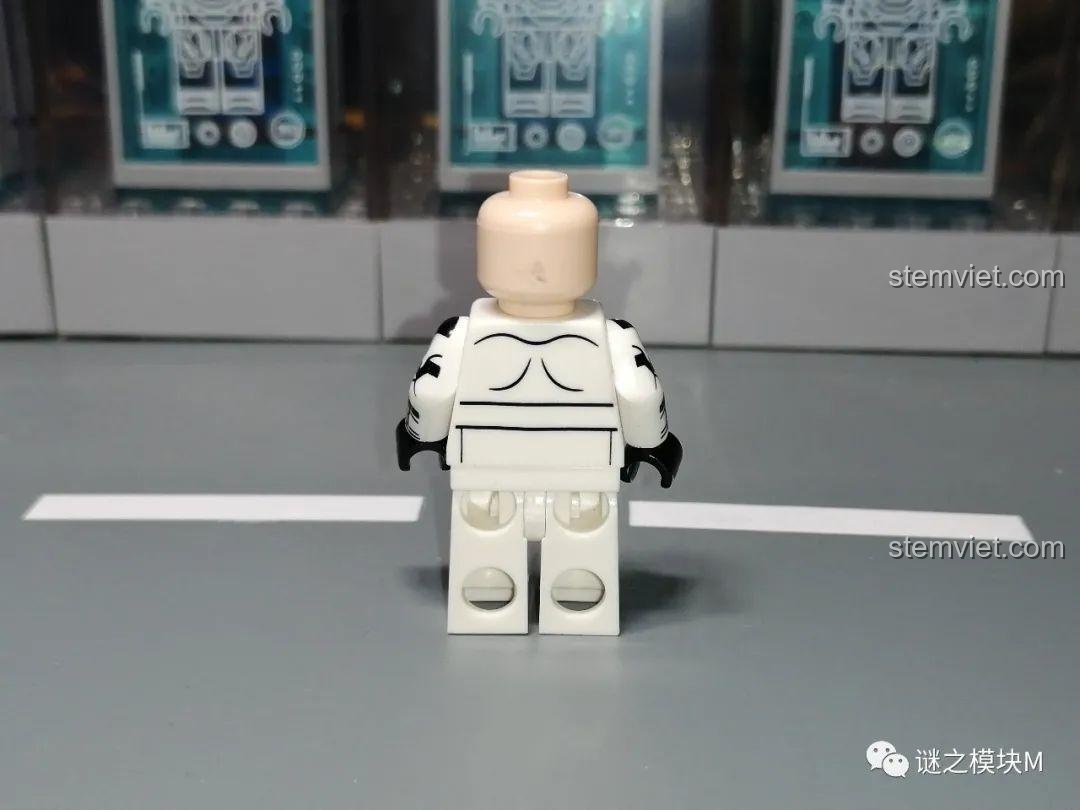 Mặt sau của thân minifigure Lính Commando, cho thấy Koruit chú trọng đến chi tiết in 360 độ cho sản phẩm.