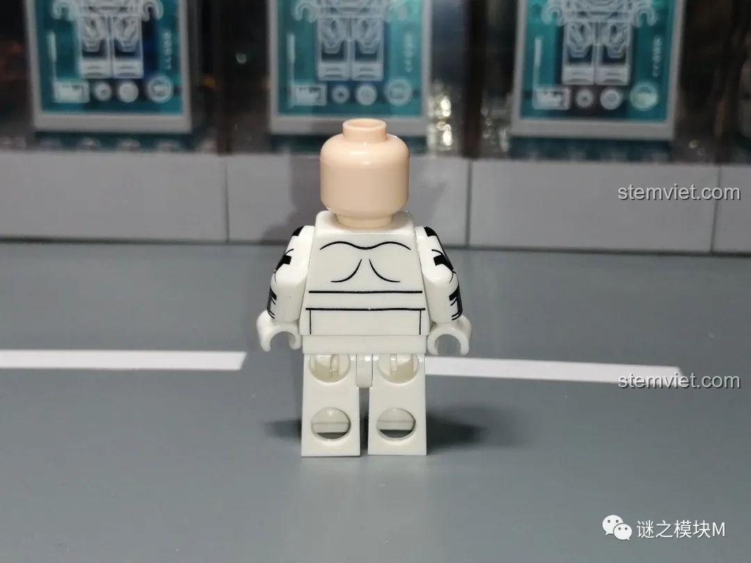 Mặt sau thân của minifigure Lính Commando Xám, hoàn thiện thiết kế 360 độ của nhân vật.