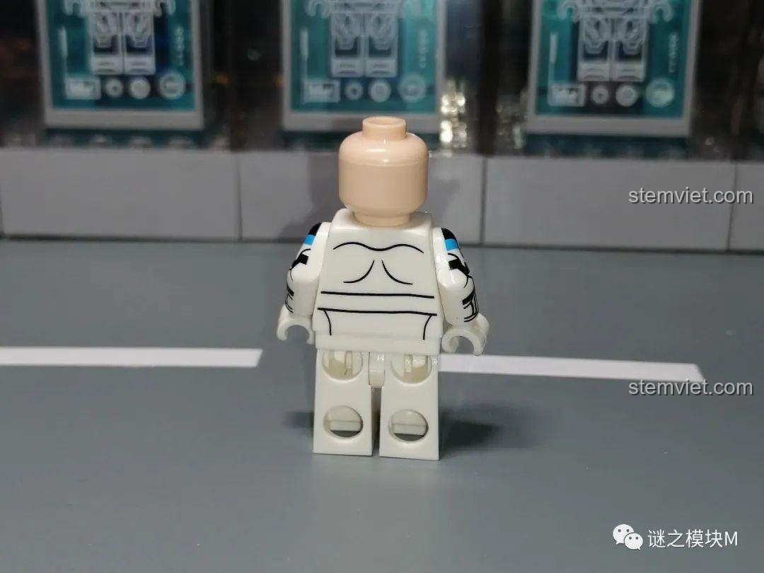 Mặt sau thân của minifigure Lính Commando Xanh dương, hoàn thiện thiết kế tổng thể của nhân vật.