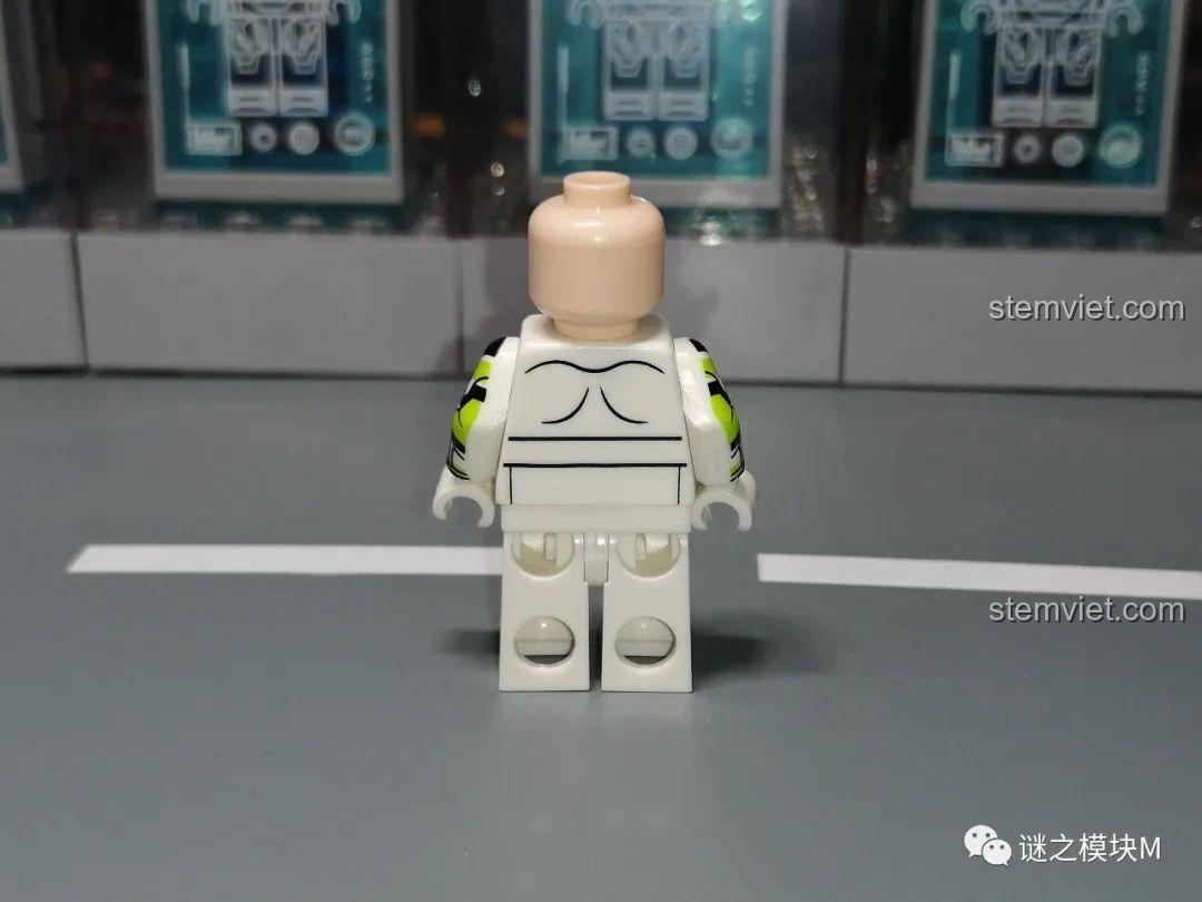 Mặt sau thân của minifigure Lính Commando Xanh lá, đảm bảo chi tiết từ mọi góc nhìn.