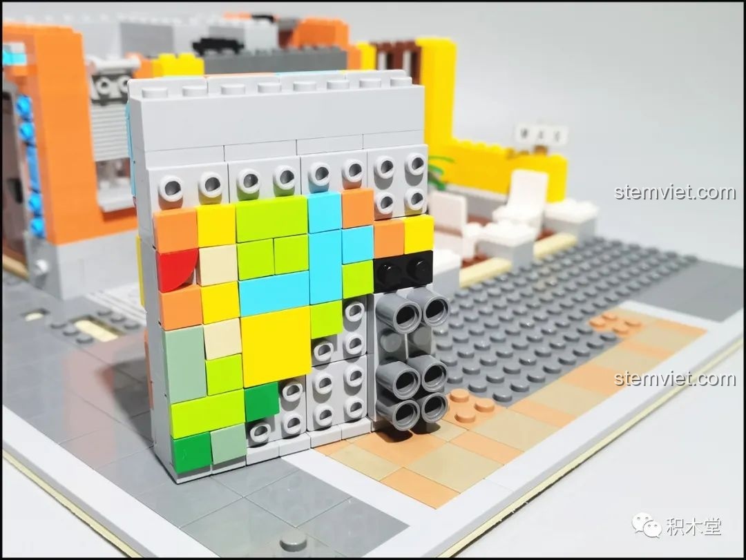 Mặt sau của bức tường pixel art, thể hiện kỹ thuật lắp ghép các khối màu đa dạng.