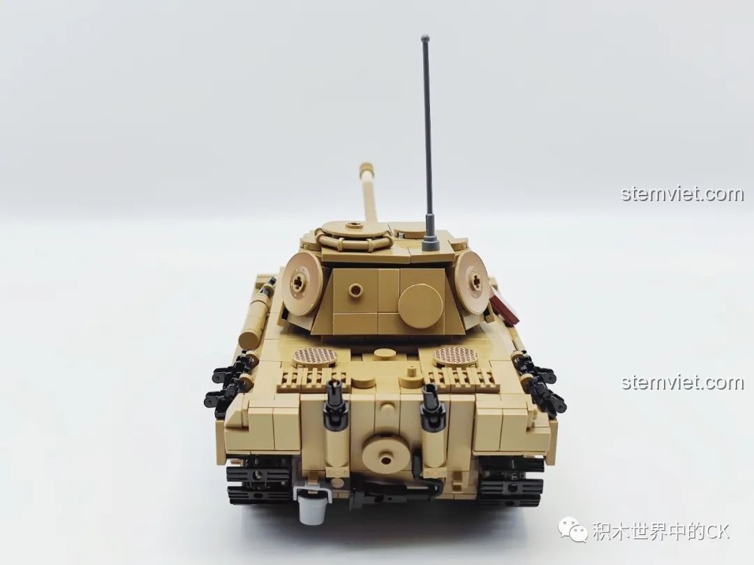 Phía sau của mô hình xe tăng Panther V C61073 với các chi tiết ống xả và thùng đồ.