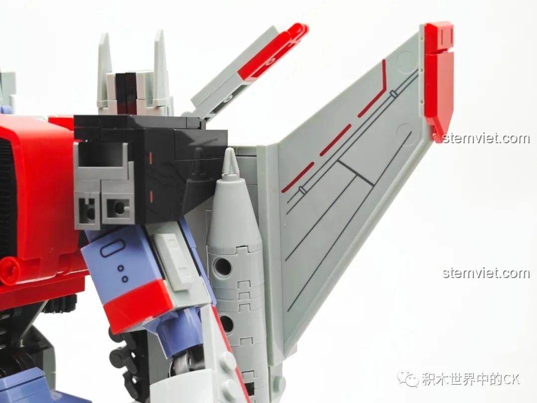 Mặt sau của cánh máy bay mô hình Robot Biến Hình Blitzwing JIESTAR 58047, thể hiện cơ chế gập.