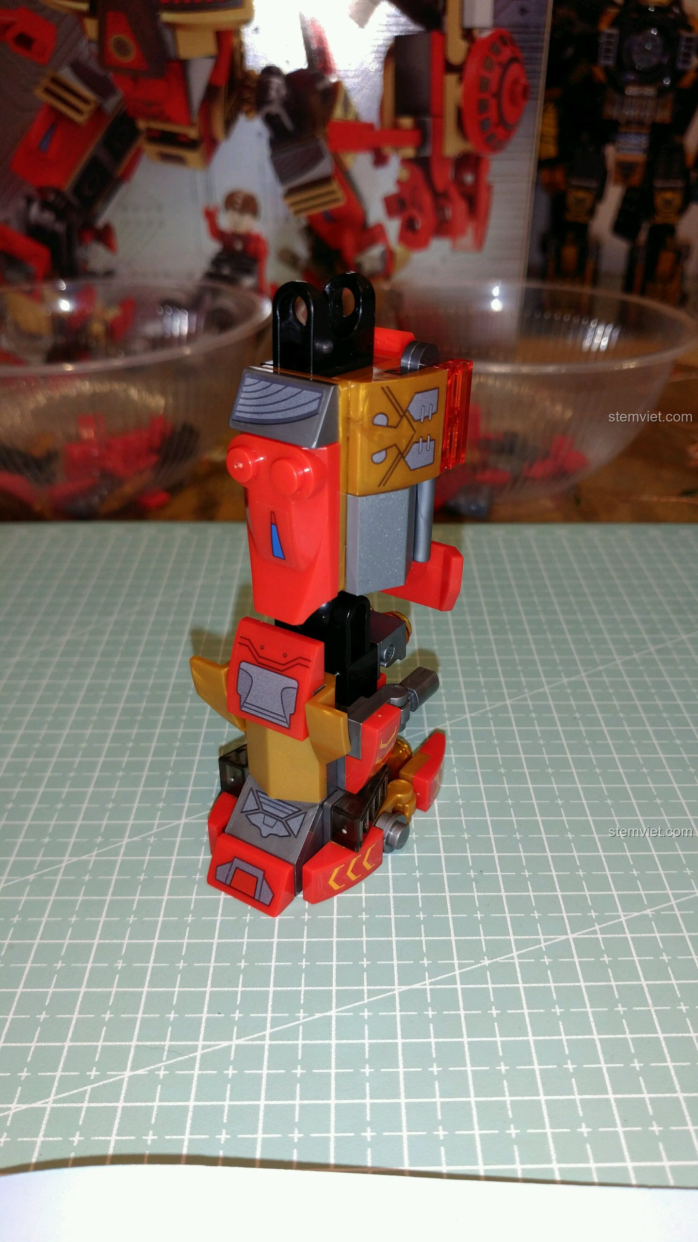 Mặt sau của chân bộ đồ chơi Mô hình Iron Man Hulkbuster MK16 Sembo, được che chắn kỹ lưỡng.