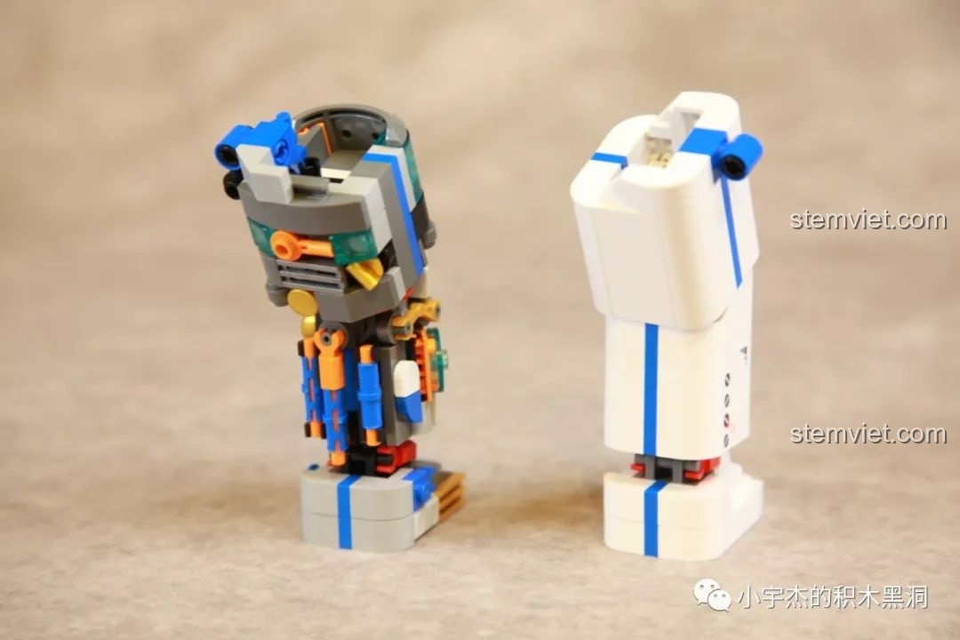 Mặt sau của hai chiếc chân mô hình Phi hành gia JAKI JK9106, khoe chi tiết cơ khí.