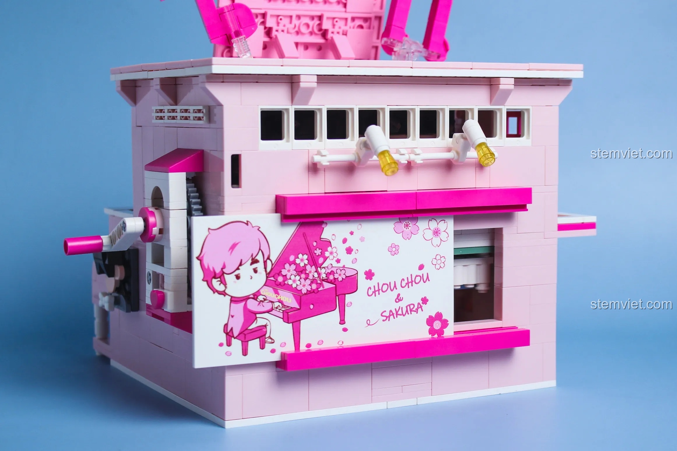 Mặt sau của đàn piano Keeppley DZ0155 với tấm poster in hình ChouChou có thể kéo ra được.