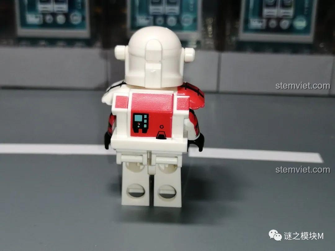 Mặt sau của Đội trưởng Commando Đỏ với ba lô được phối màu đỏ, thể hiện sự đồng bộ trong thiết kế của Koruit.