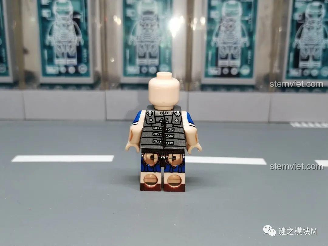 Mặt sau của minifigure Đội trưởng La Mã XINH, thể hiện chi tiết giáp và váy. Set minifigure Anh hùng Sparta XINH.