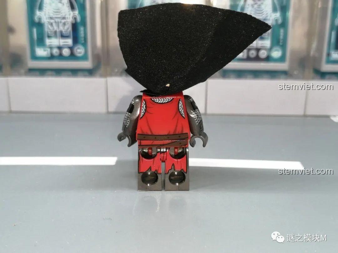 Mặt sau của minifigure Hiệp sĩ Cứu Tế áo đỏ XINH, thể hiện chi tiết giáp rách. Trải nghiệm XINH 316 Chiến binh La Mã.