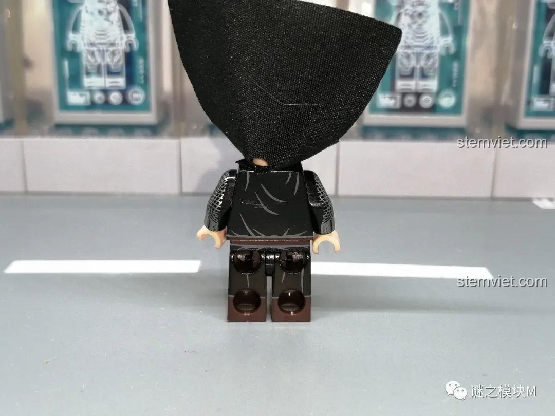 Mặt sau của minifigure Hiệp sĩ Cứu Tế XINH không có áo choàng, thể hiện chi tiết in. Hiệp sĩ Dòng Đền 0316 xịn giá rẻ.