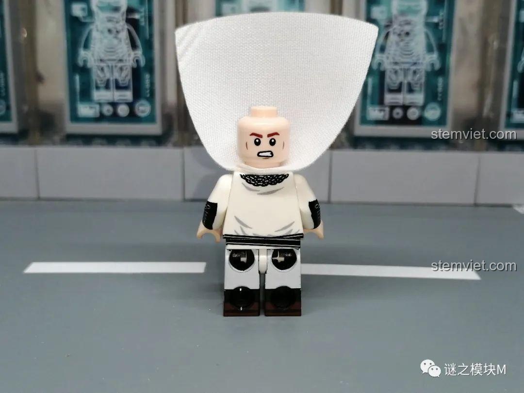 Mặt sau của minifigure Hiệp sĩ Teuton XINH, thể hiện chi tiết in trên thân và chân. Set minifigure Anh hùng Sparta XINH.