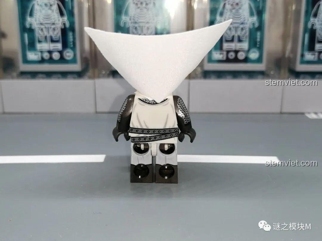 Mặt sau của minifigure Hiệp sĩ Teuton XINH, thể hiện chi tiết in trên thân và chân. Hiệp sĩ Dòng Đền 0316 xịn giá rẻ.