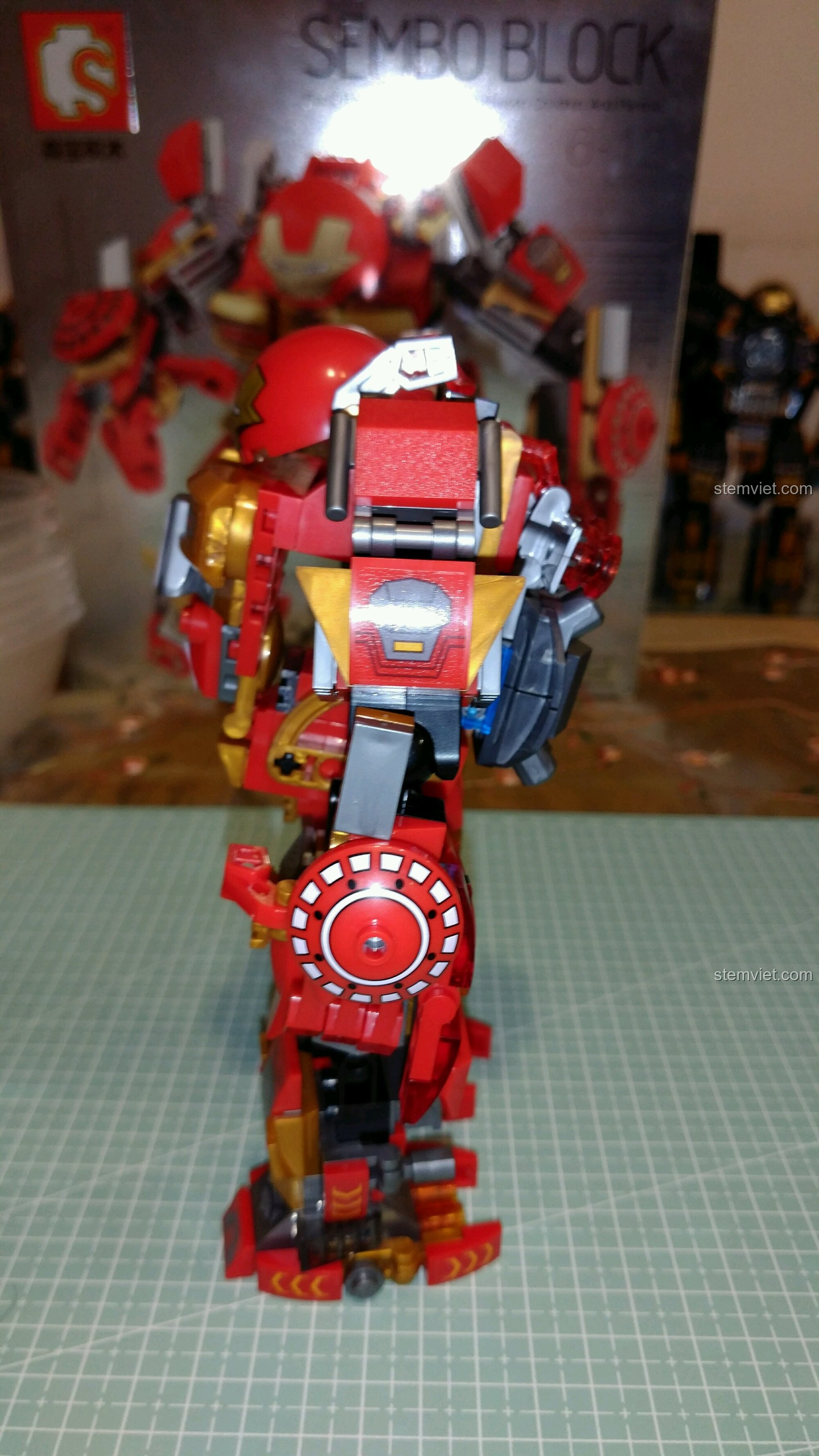 Mặt sau hoàn chỉnh của Mô hình Iron Man Hulkbuster MK16 Sembo giá bình dân, thiết kế kín kẽ.