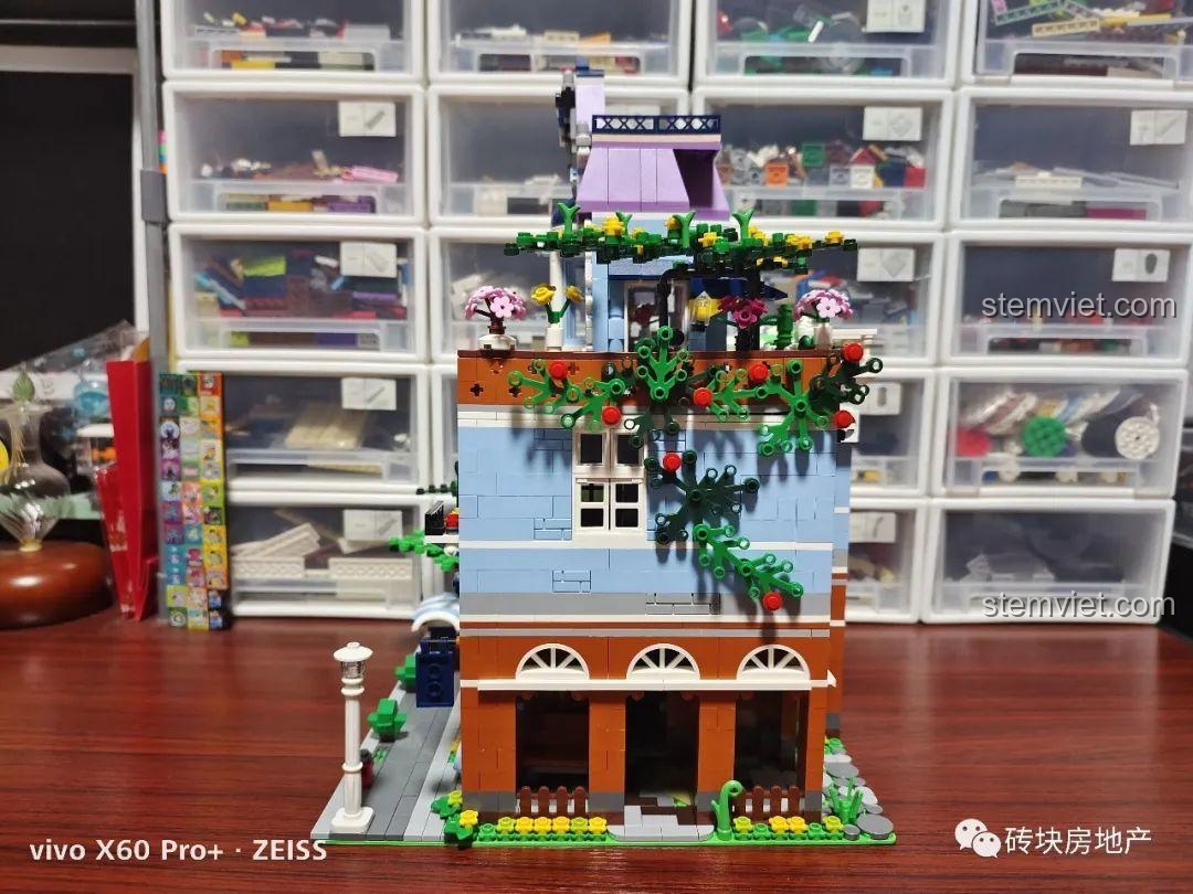 Mặt sau của mô hình Tòa nhà kiến trúc Châu Âu 16004 với chi tiết cây leo và ban công.