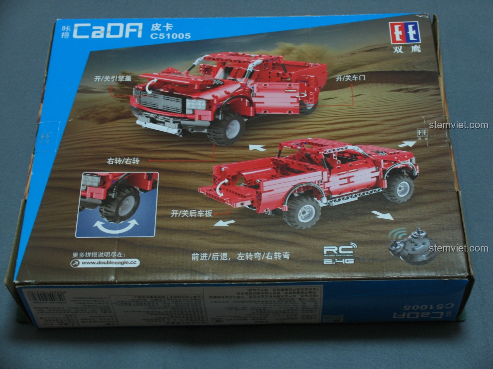 Mặt sau hộp bộ lắp ráp CaDA C51005 Xe Bán Tải Đỏ hiển thị các tính năng hoạt động như mở cửa, mở nắp capo, điều khiển từ xa.
