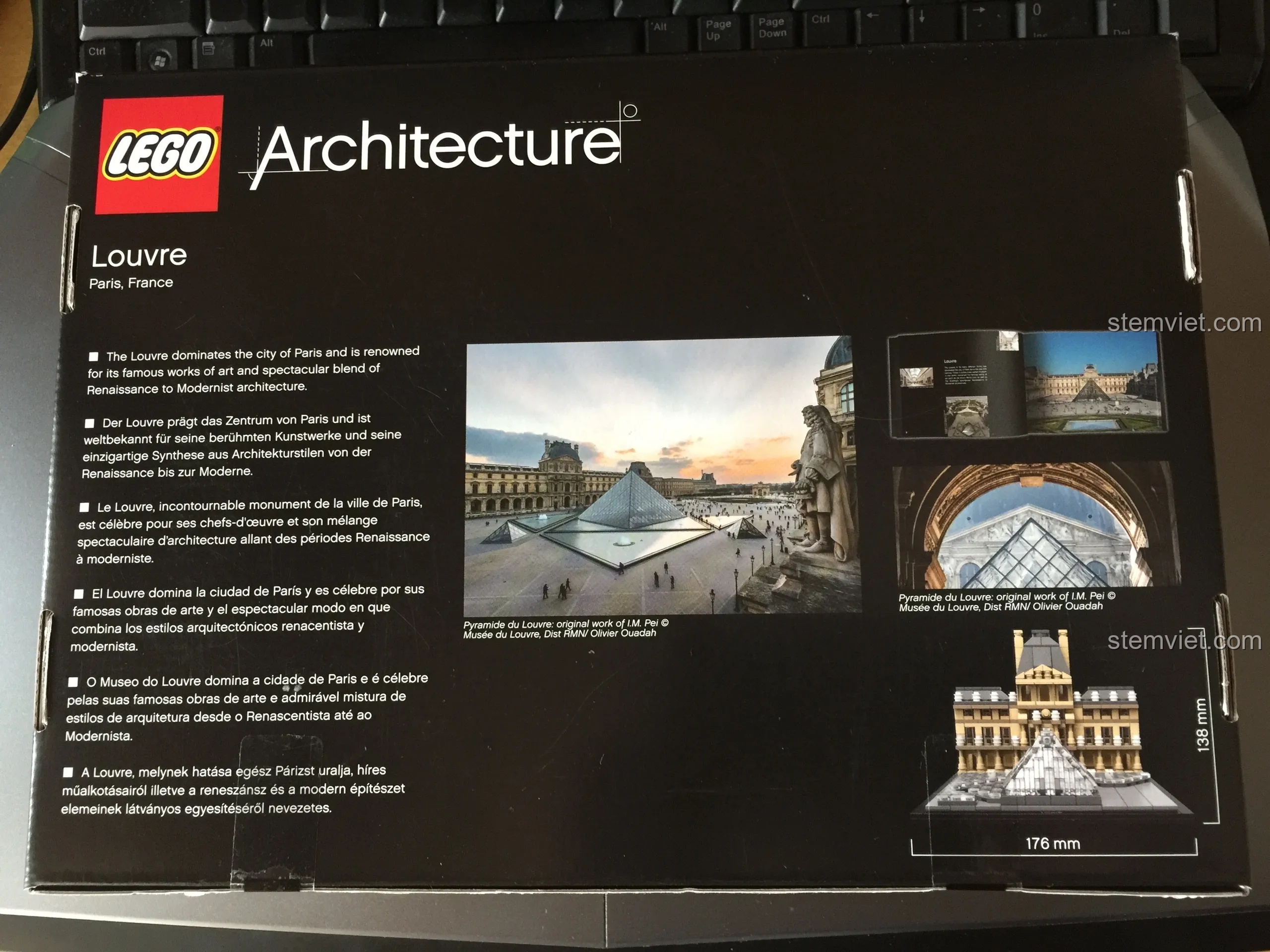 Mặt sau hộp LEGO Architecture 21024 Louvre, cung cấp thông tin về công trình thật và kích thước mô hình 176mm x 136mm.