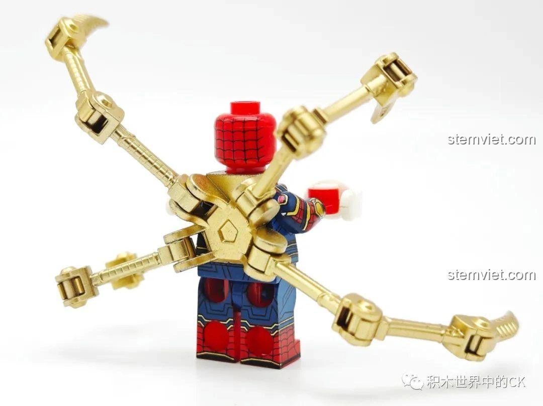 Mặt sau Iron Spider-Man minifigure KORUIT KT1069 với các cánh tay nhện vàng, thể hiện độ linh hoạt.