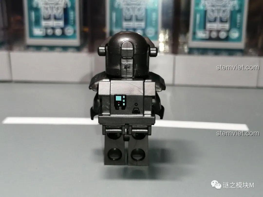 Mặt sau của Lính Commando Đen với ba lô đen tuyền, thể hiện sự nhất quán trong thiết kế của set KT1048.