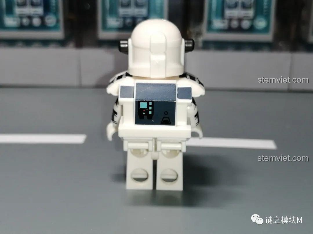 Mặt sau của Lính Commando Xám XP-370 với ba lô được phối màu xám và đen, thể hiện sự đồng bộ trong thiết kế.