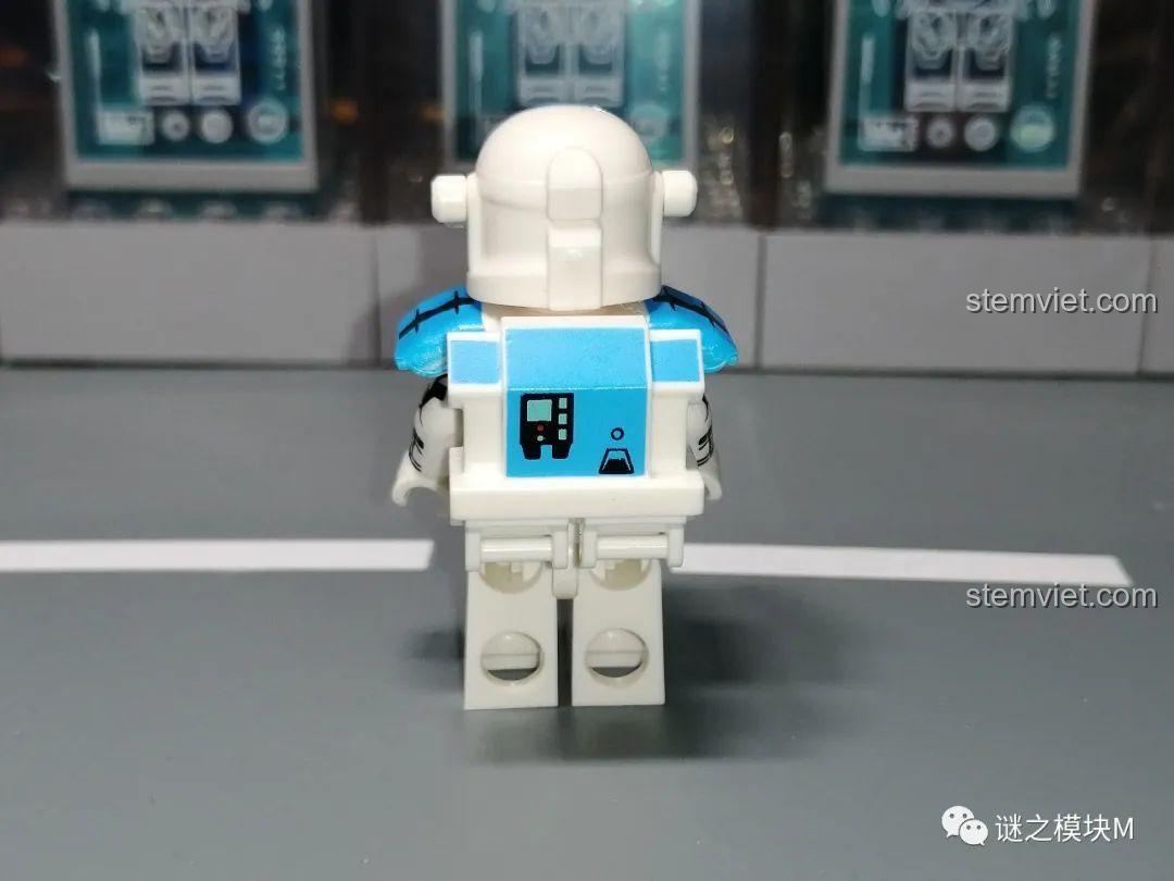 Mặt sau của Lính Commando Xanh dương XP-372 với ba lô được phối màu xanh, cho thấy sự nhất quán trong thiết kế.