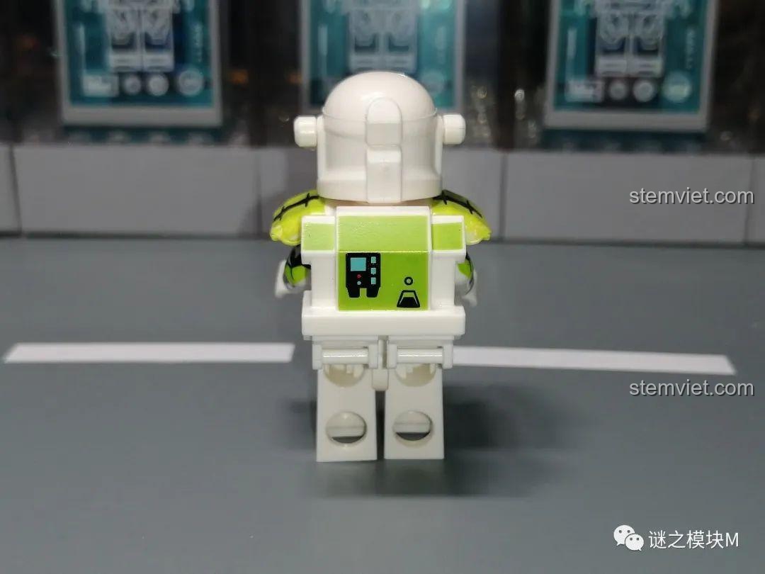 Mặt sau của Lính Commando Xanh lá với ba lô được phối màu xanh, thể hiện sự chăm chút trong thiết kế của Koruit.