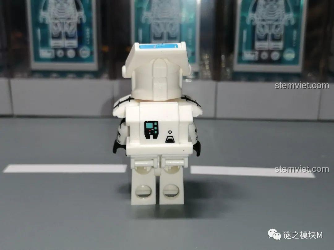 Mặt sau của Lính Commando XP-369 với ba lô chuyên dụng, một phụ kiện quan trọng trong bộ đồ chơi mô hình Nhân vật Star Wars.