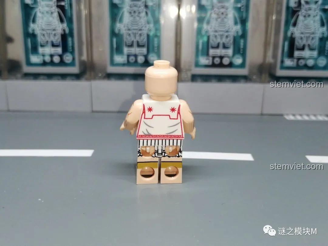 Mặt sau của minifigure lính bộ binh nặng Hy Lạp XINH, thể hiện chi tiết giáp. Bộ minifigure Hiệp sĩ Thập Tự Chinh X 316 tiết kiệm.