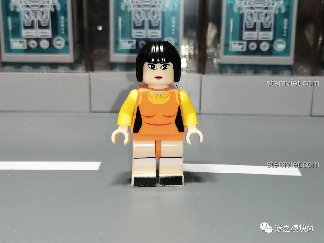 Mặt sau của minifigure búp bê Trò Chơi Con Mực, cho thấy phần váy và chân không có chi tiết in.