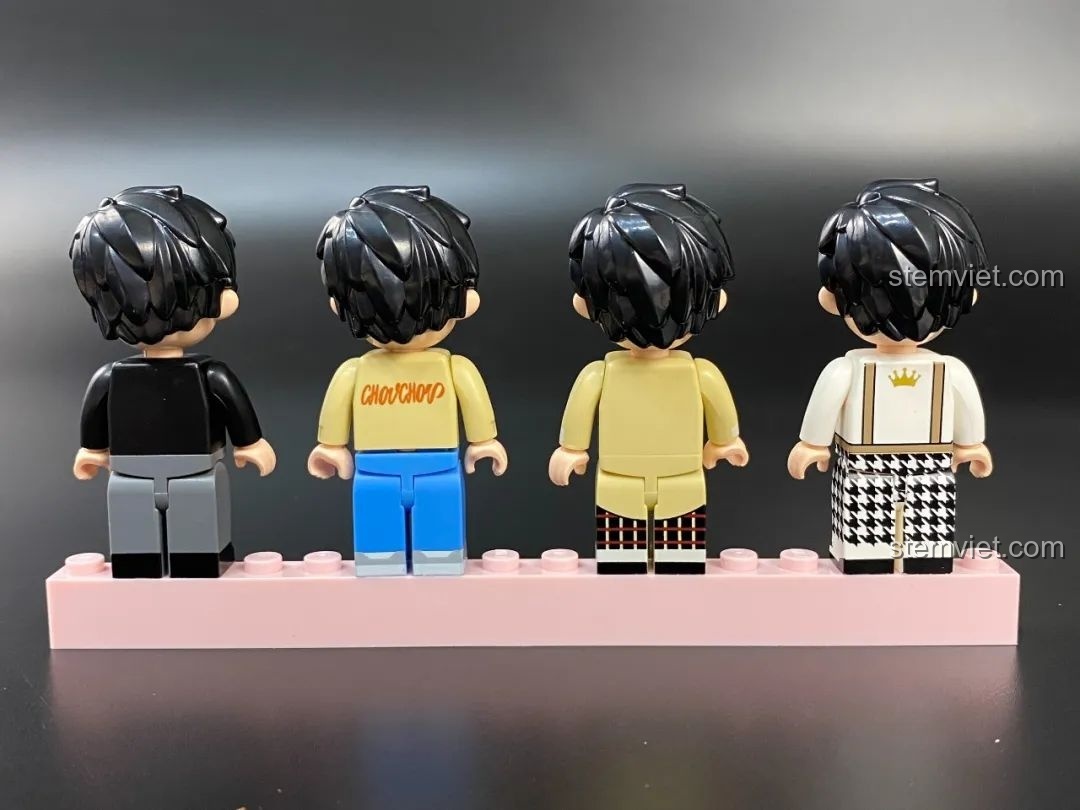 Mặt sau của bốn minifigure Châu Kiệt Luân, cho thấy chi tiết in ấn của bộ Keeppley DZ0155.