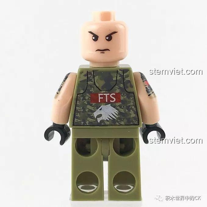 Mặt sau của minifigure Chiến binh FTS với biểu cảm thứ hai, tăng tính tương tác cho bộ lắp ráp Chiến trường sinh tồn.