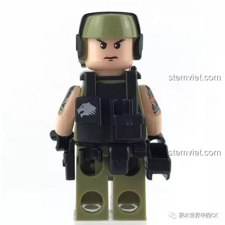 Mặt sau của minifigure Chiến binh FTS với mũ bảo hiểm, hiển thị chi tiết áo giáp và phụ kiện.