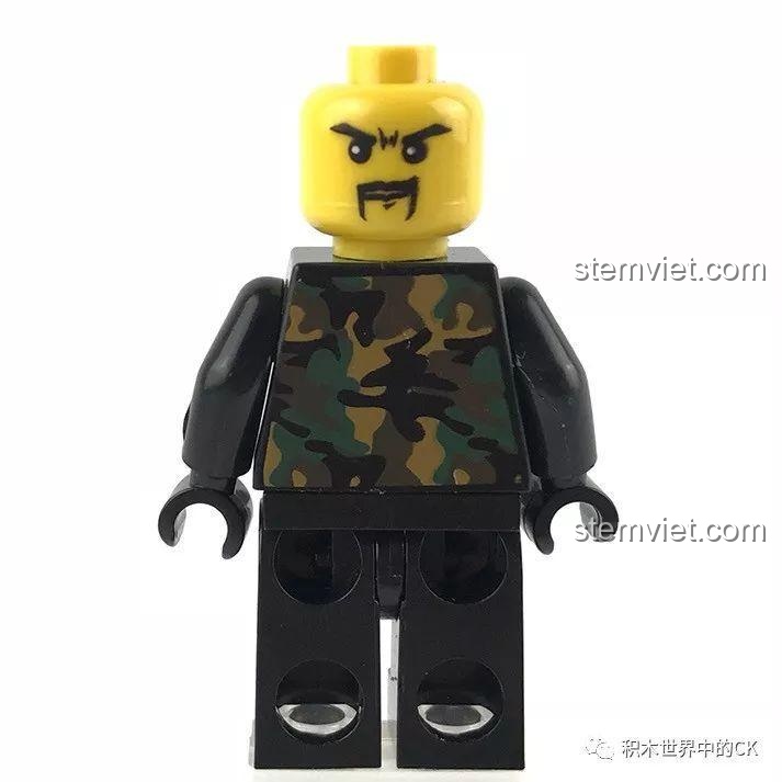Mặt sau của minifigure Chiến binh mũ vàng với biểu cảm thứ hai, tăng tính đa dạng cho bộ lắp ráp Chiến trường sinh tồn.