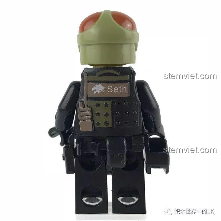 Mặt sau của minifigure Chiến binh mũ vàng với mũ bảo hiểm, hiển thị chi tiết áo giáp và phụ kiện.