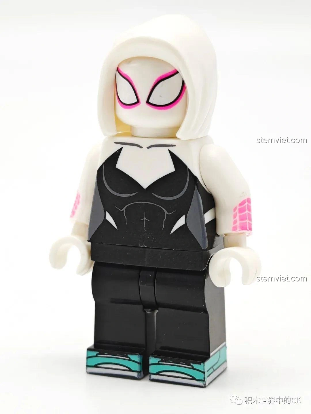 Mặt sau minifigure Gwen Stacy KORUIT KT1069, thể hiện chi tiết in trang phục.
