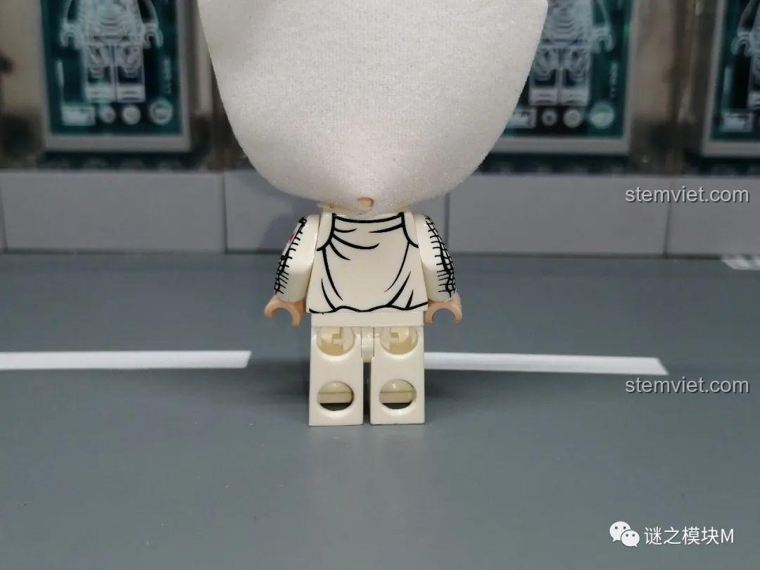 Mặt sau của minifigure Hiệp sĩ Dòng Đền XINH, cho thấy các chi tiết in trên thân và chân. Đánh giá XINH X0316 Lính Sparta.